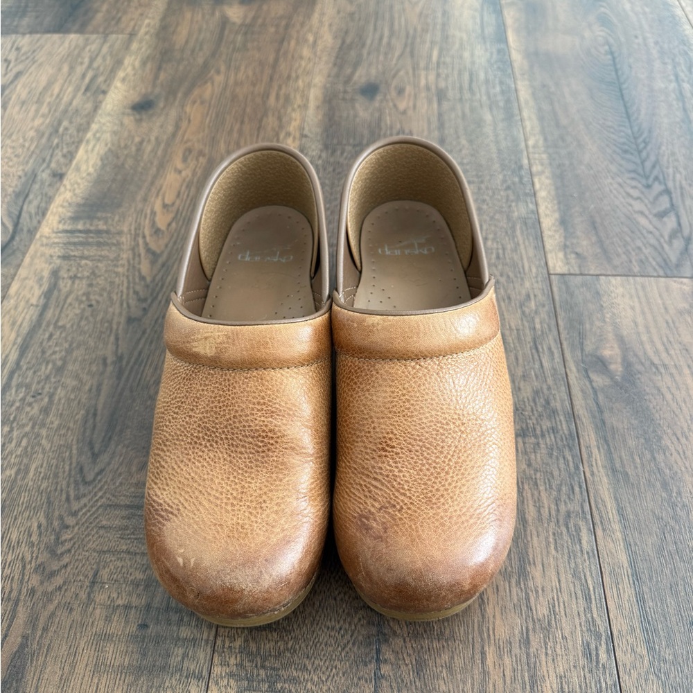 Dansko Honey Distressed Leather Clogs - Comfortable Slip-On Work Shoes - Picture 3 of 6